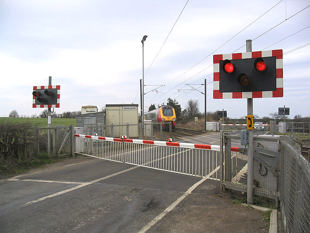 File:Warkworth level crossing - geograph.org.uk - 367129.jpg