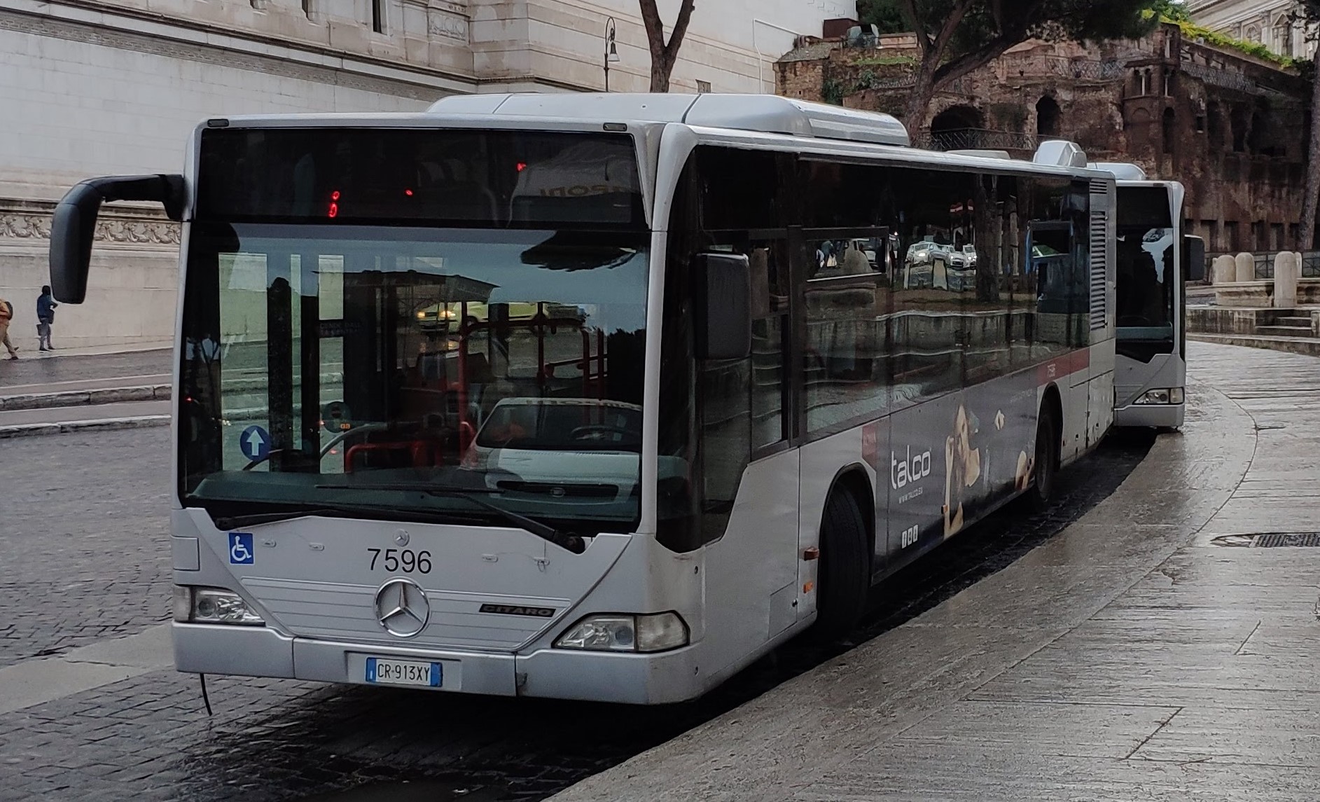 1289 автобус серебряные. Трехосный автобус Mercedes Benz Citaro. Серебристый автобус.