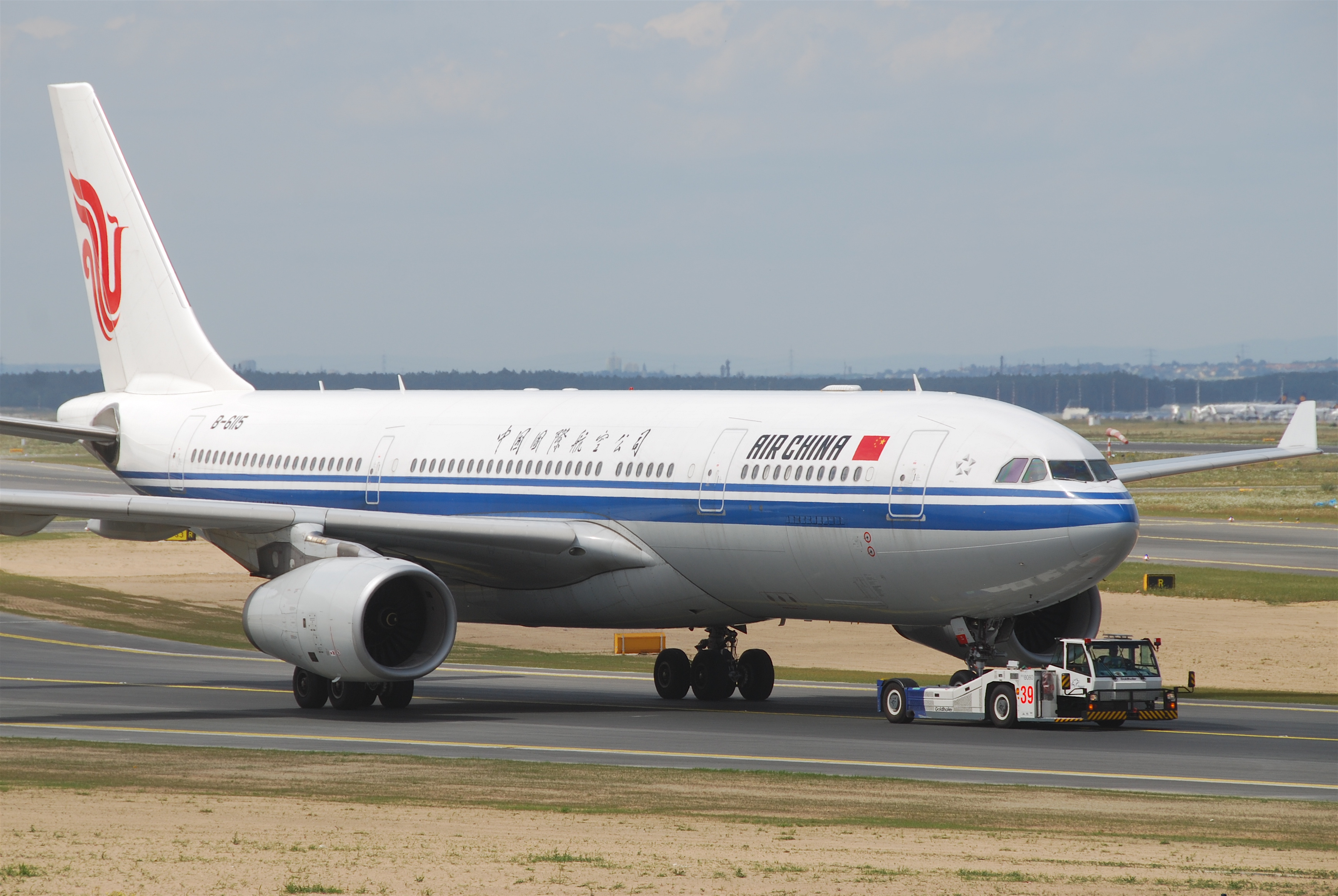 Airbus china. Air China сел в Ижевске. Su 6115 какой самолет.