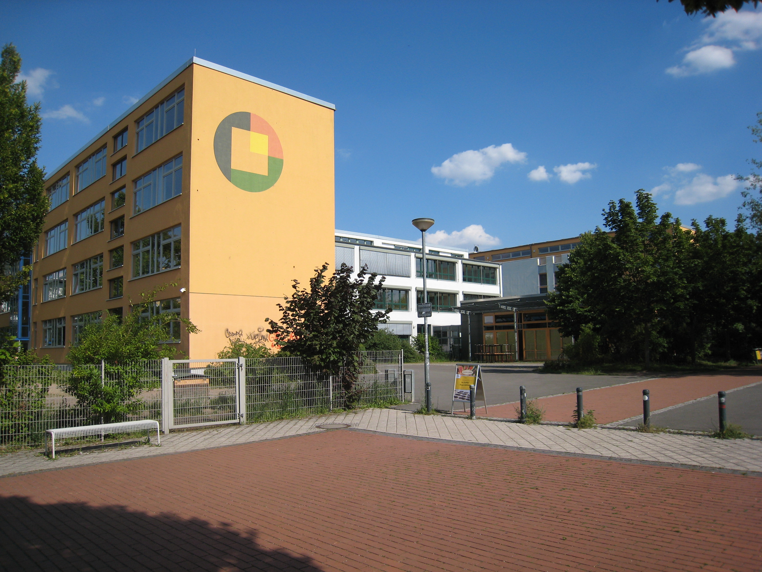 Das Albert-Schweitzer-Gymnasium in Erfurt (Vilniuser Straße 17-19).