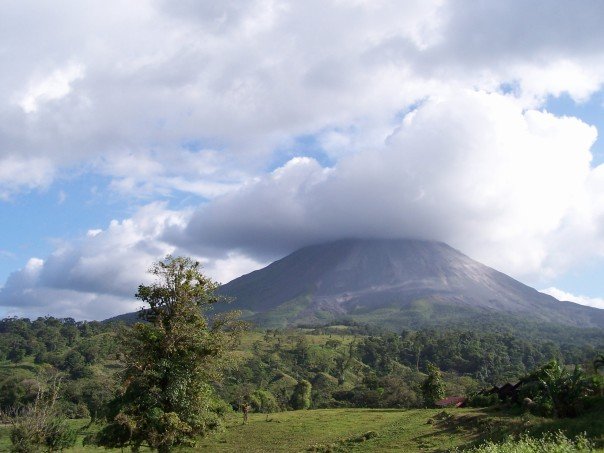 File:Arenal volcano 2007.jpg