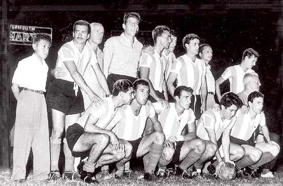 L'Argentine championne d'Amérique du Sud 1957. Debout : Giménez, Stábile (ent.), Domínguez, Dellacha, Rossi, Vairo et Schadlein ; Accroupis : Corbatta, Maschio, Angelillo, Sívori et Cruz.