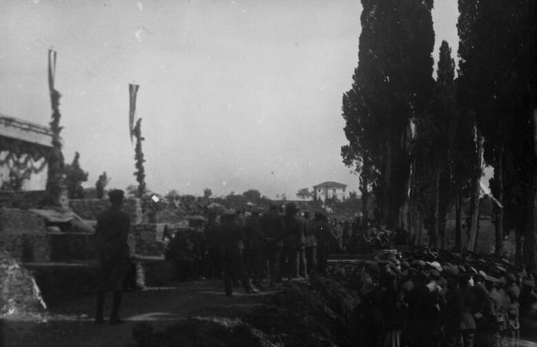 File:Bundesarchiv Bild 137-004476, Scutari, Einweihung des Soldatenfriedhofs.jpg