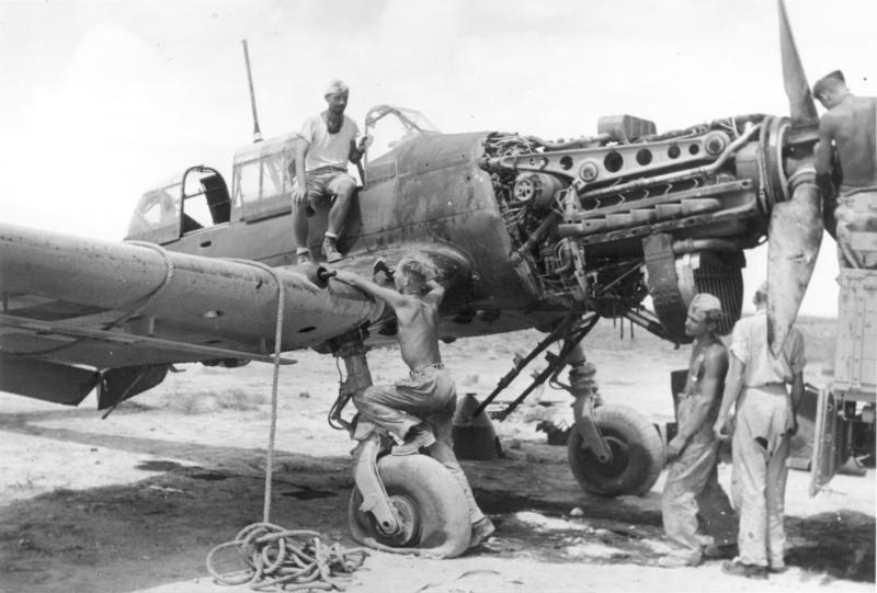 File:Bundesarchiv Bild 146-1981-064-16A, Nordafrika, Demontage einer Junkers Ju 87.jpg