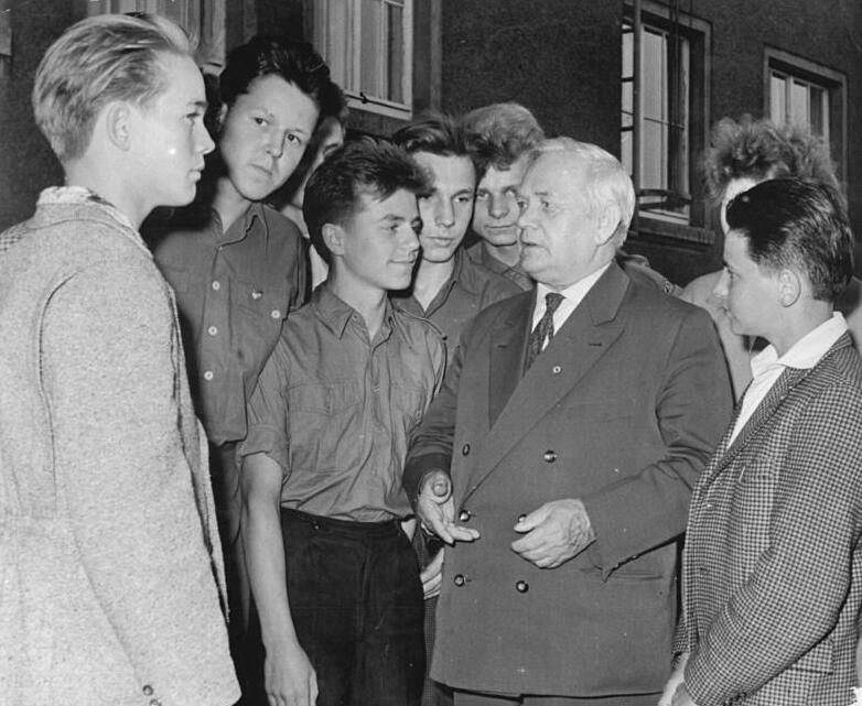Hans Marchwitza im Gespräch mit Jugendlichen (1959)
