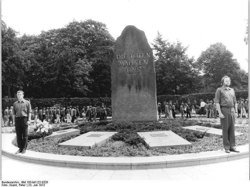 File:Bundesarchiv Bild 183-M1122-0326, Berlin-Friedrichsfelde, Zentralfriedhof, Gedenkstätte der Sozialisten, Thälmann.jpg