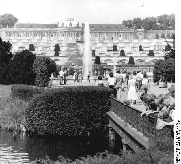 File:Bundesarchiv Bild 183-Z0810-300, Potsdam, Schloss Sanssouci, Weinbergterrassen.jpg