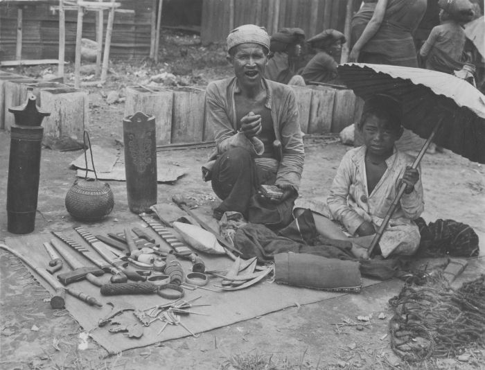 File:COLLECTIE TROPENMUSEUM Een handelaar in Batak objecten op de markt in Brastagi TMnr 60043231.jpg