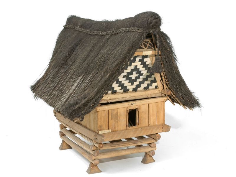 File:COLLECTIE TROPENMUSEUM Model van een huis voor de offeraar TMnr 1252-6.jpg