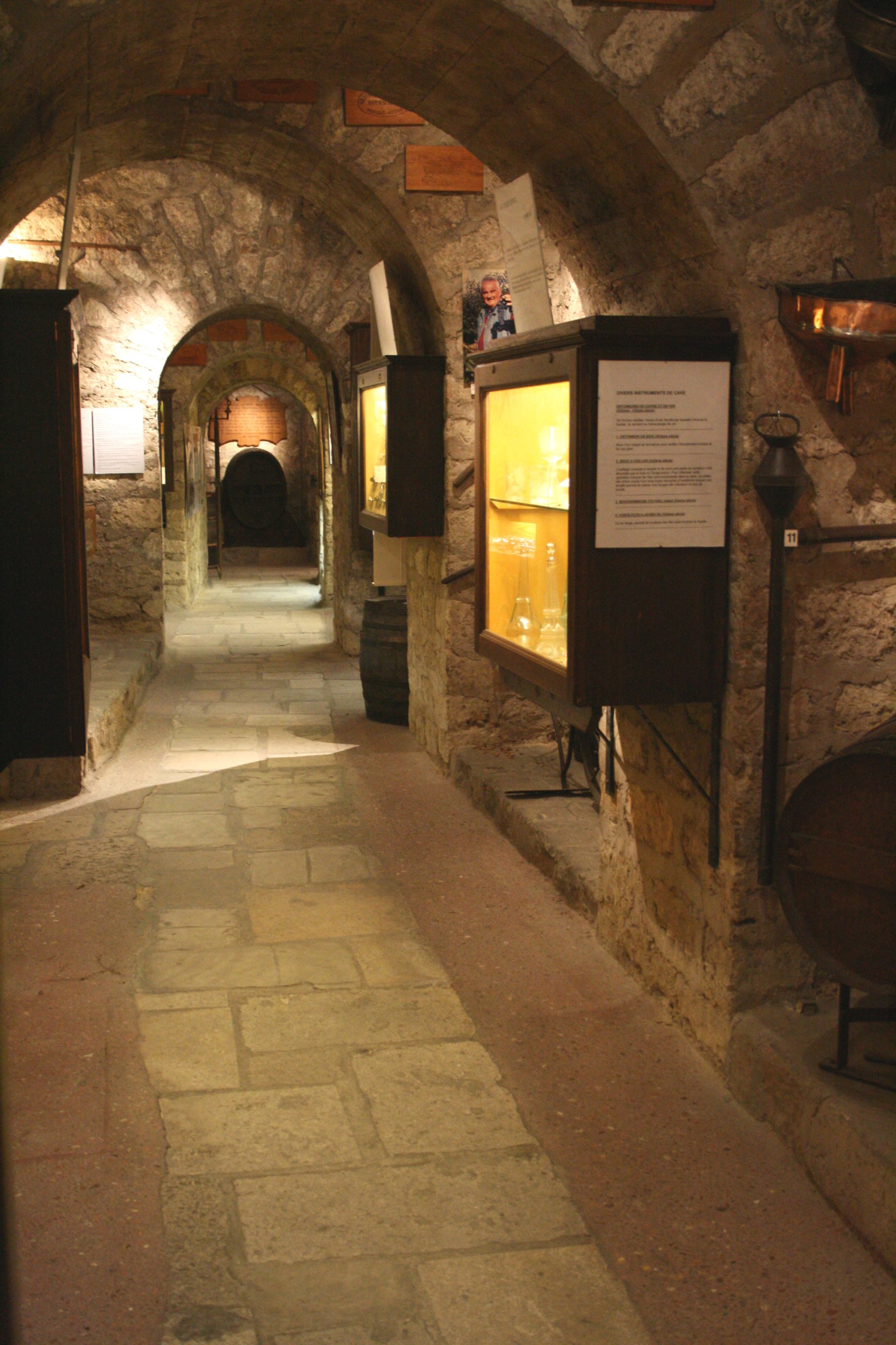 Cave à vin — Wikipédia