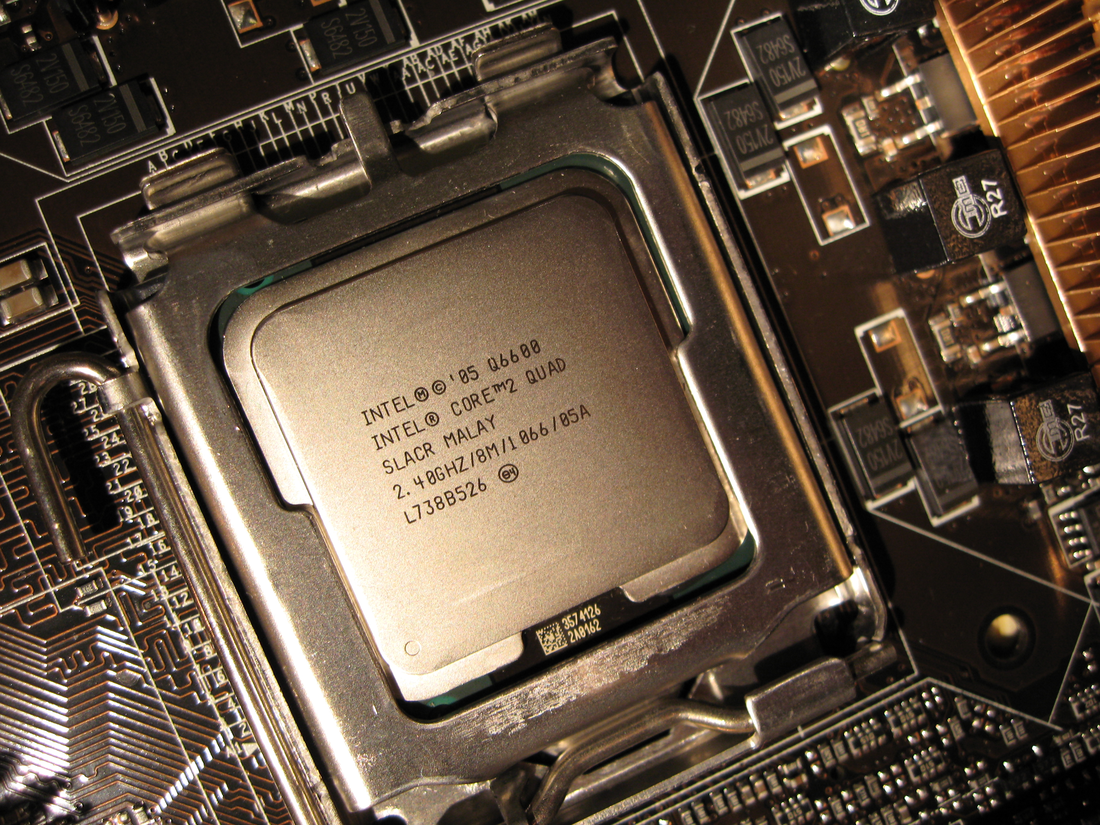 Процессоры 4 ядра частота 4 ггц. Процессор Intel Core 2 Quad. Процессор Intel Core 2 Quad q6600. Процессор: Intel Core 2 q6600. Intel Core 2 Quad 6600.
