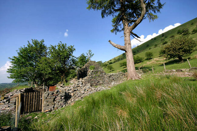 File:Derelict farmhouse - geograph.org.uk - 461696.jpg