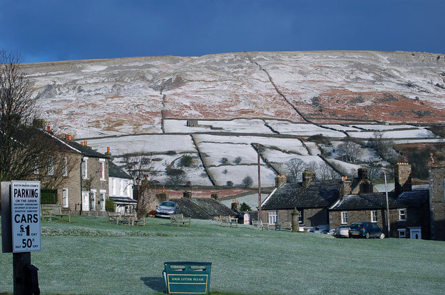 Fremington Edge as seen from Reeth - geograph.org.uk - 689172