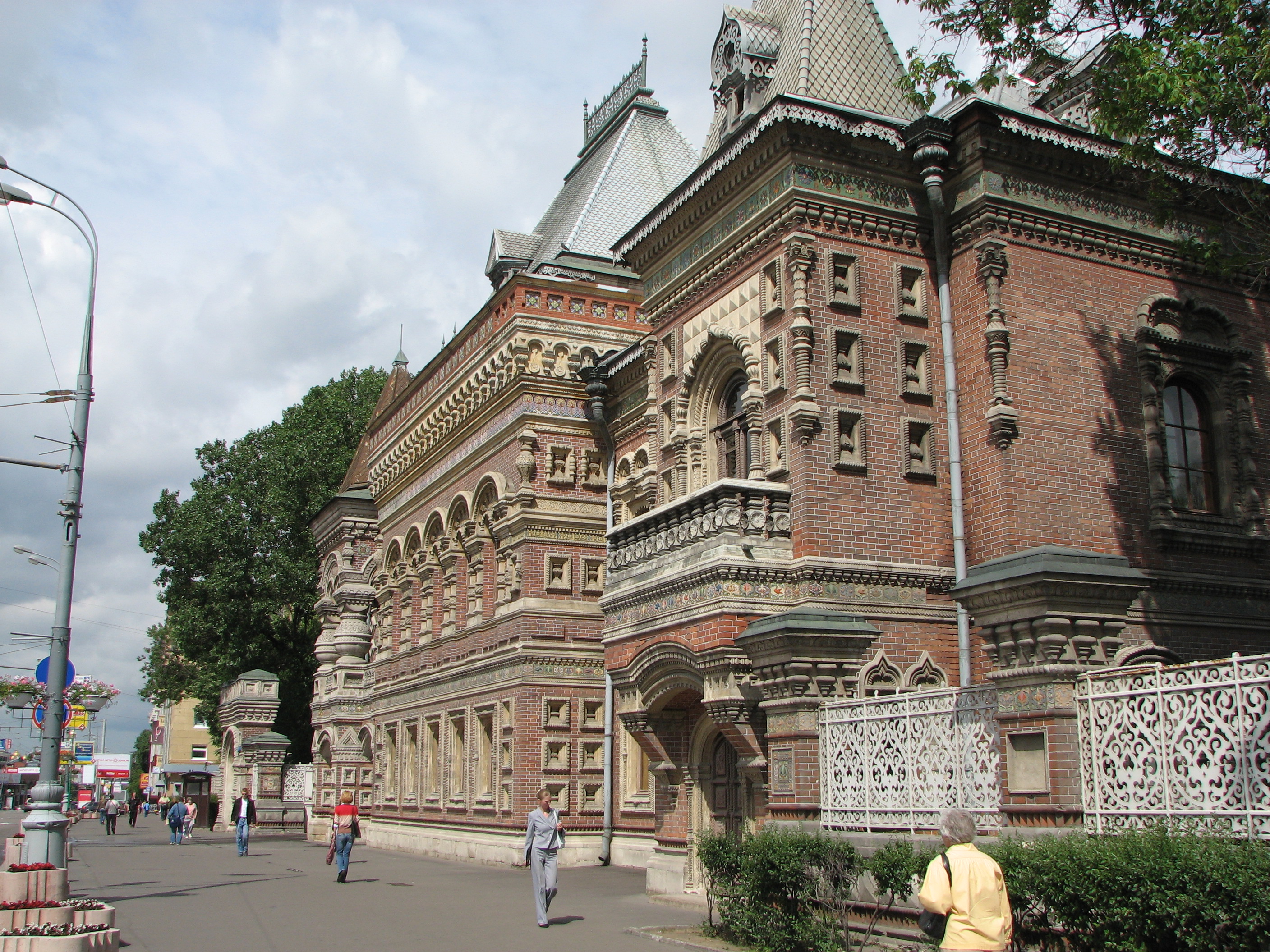 Ходи дом. Дом на Якиманке французское посольство. Дом Игумнова в Москве. Дом купца Неорусский стиль. Неорусский псевдорусский стиль.