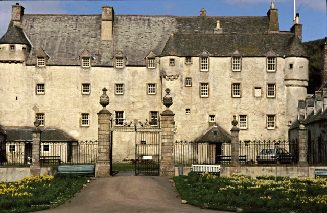 File:Front elevation of Traquair House, Innerleithen - geograph.org.uk - 1597644.jpg