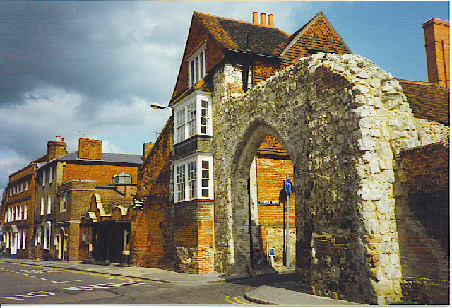 File:Guildford Museum and Castle Arch. - geograph.org.uk - 115580.jpg