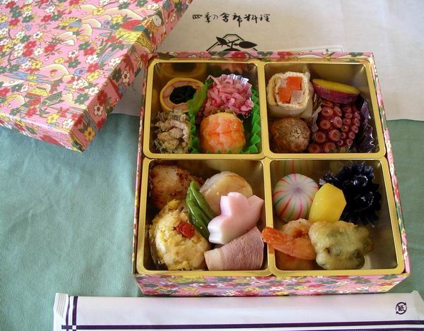 https://upload.wikimedia.org/wikipedia/commons/7/79/Hanami_bento_by_Blue_Lotus.jpg