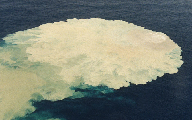 File:Kaitoku Seamount 19840329-2.jpg