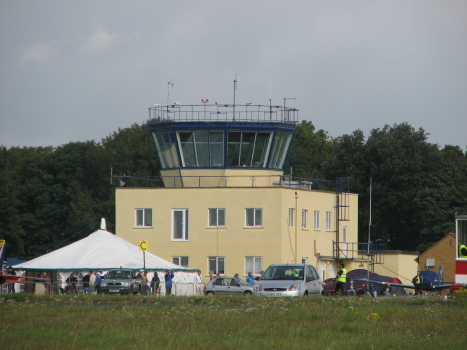 File:Kemble Airfield control tower - geograph.org.uk - 275534.jpg