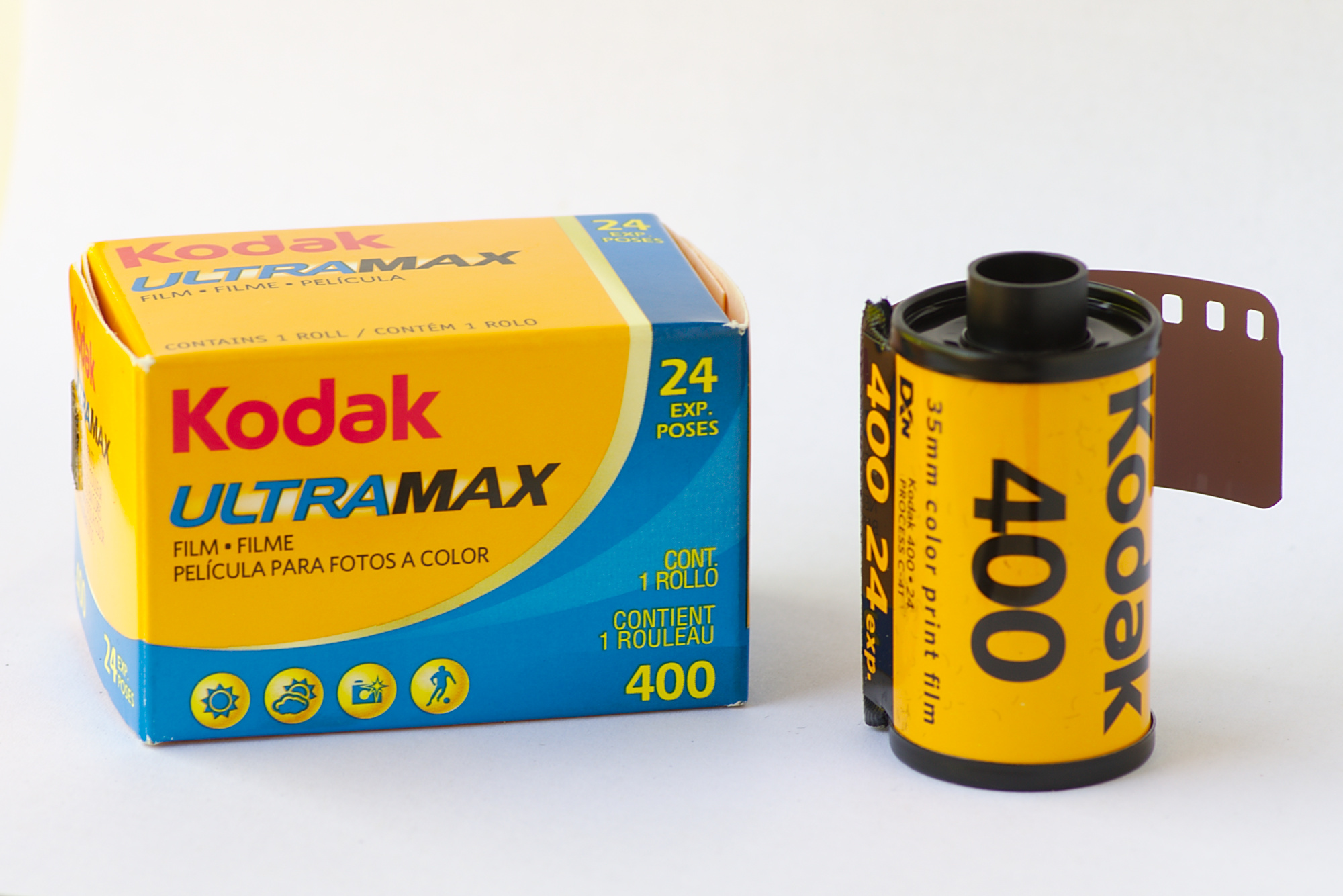 File:Kodak Ultramax 400 135 film cartridge and box (02).jpg