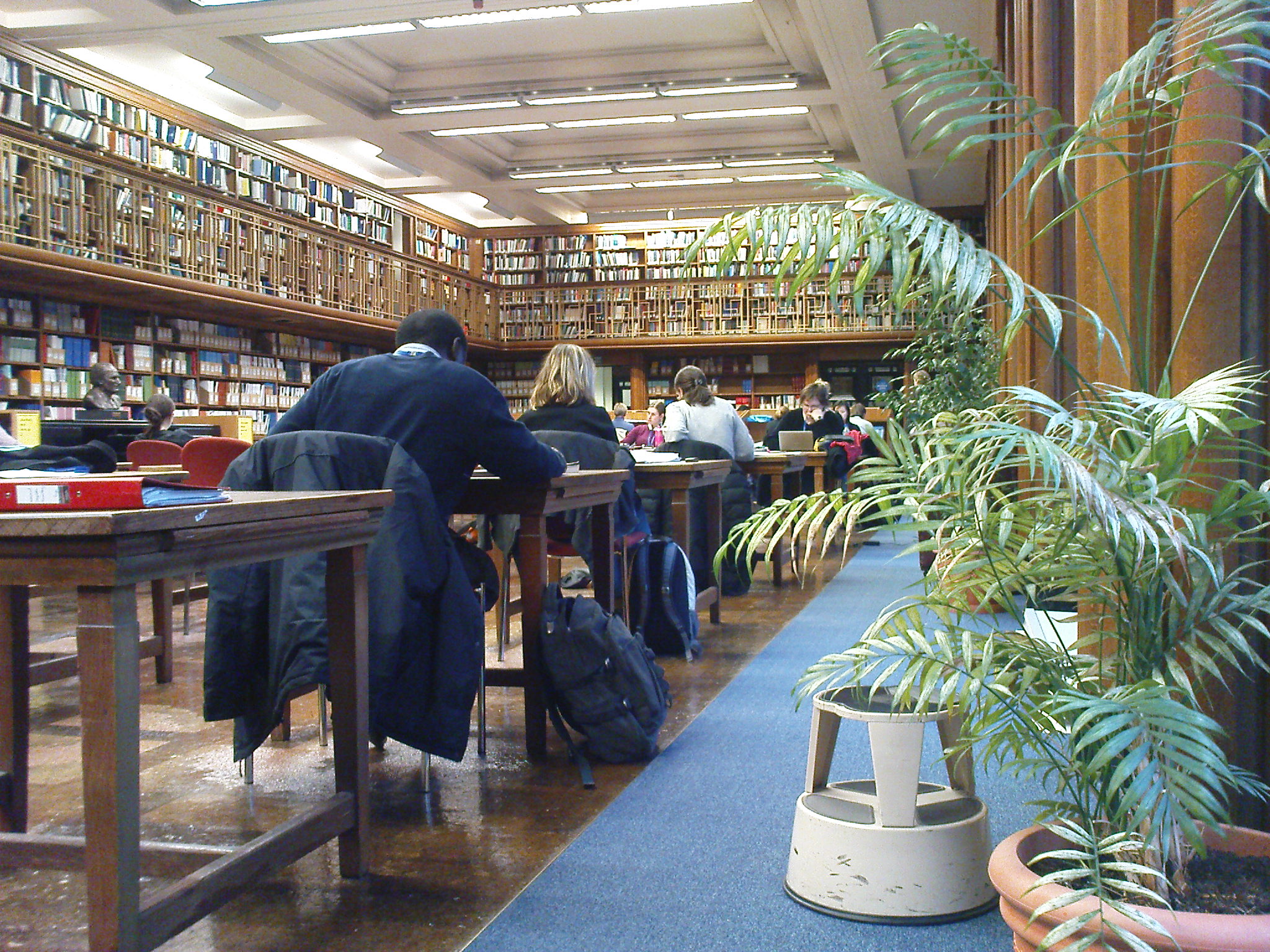 File:LSHTM library.JPG - Wikimedia Commons