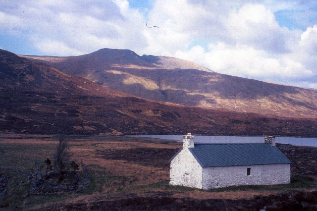 File:Maol Bhuidhe Bothy - geograph.org.uk - 105129.jpg