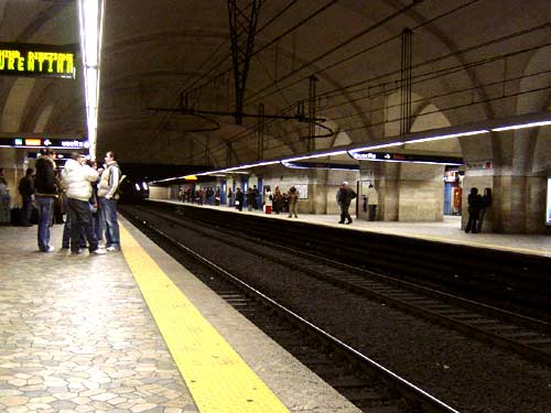 File:Metro roma termini.jpg