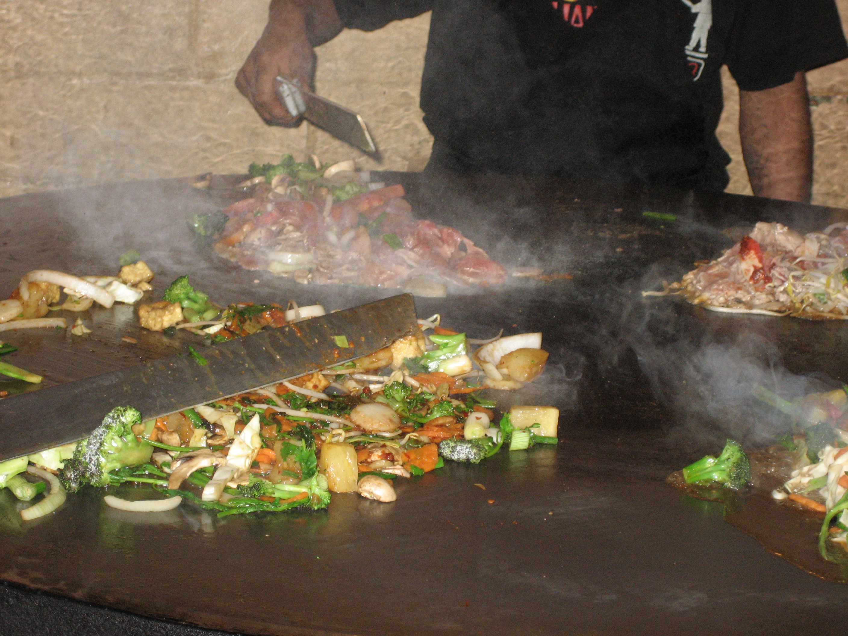 https://upload.wikimedia.org/wikipedia/commons/7/79/Mongolianbbq.jpg