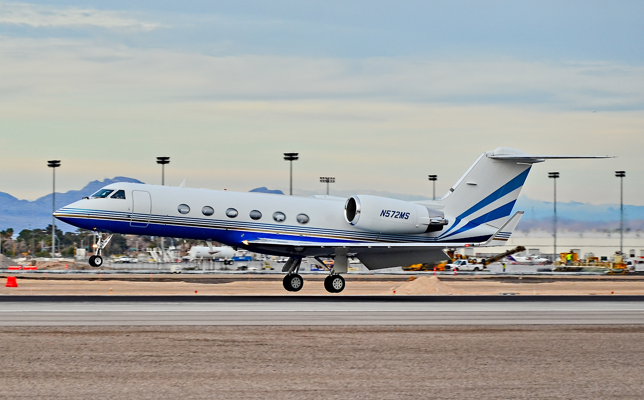 Рейс 5n. Gulfstream IV-SP. Gulfstream g IV SP. 5n 572. Гольфстрим 300 шасси.