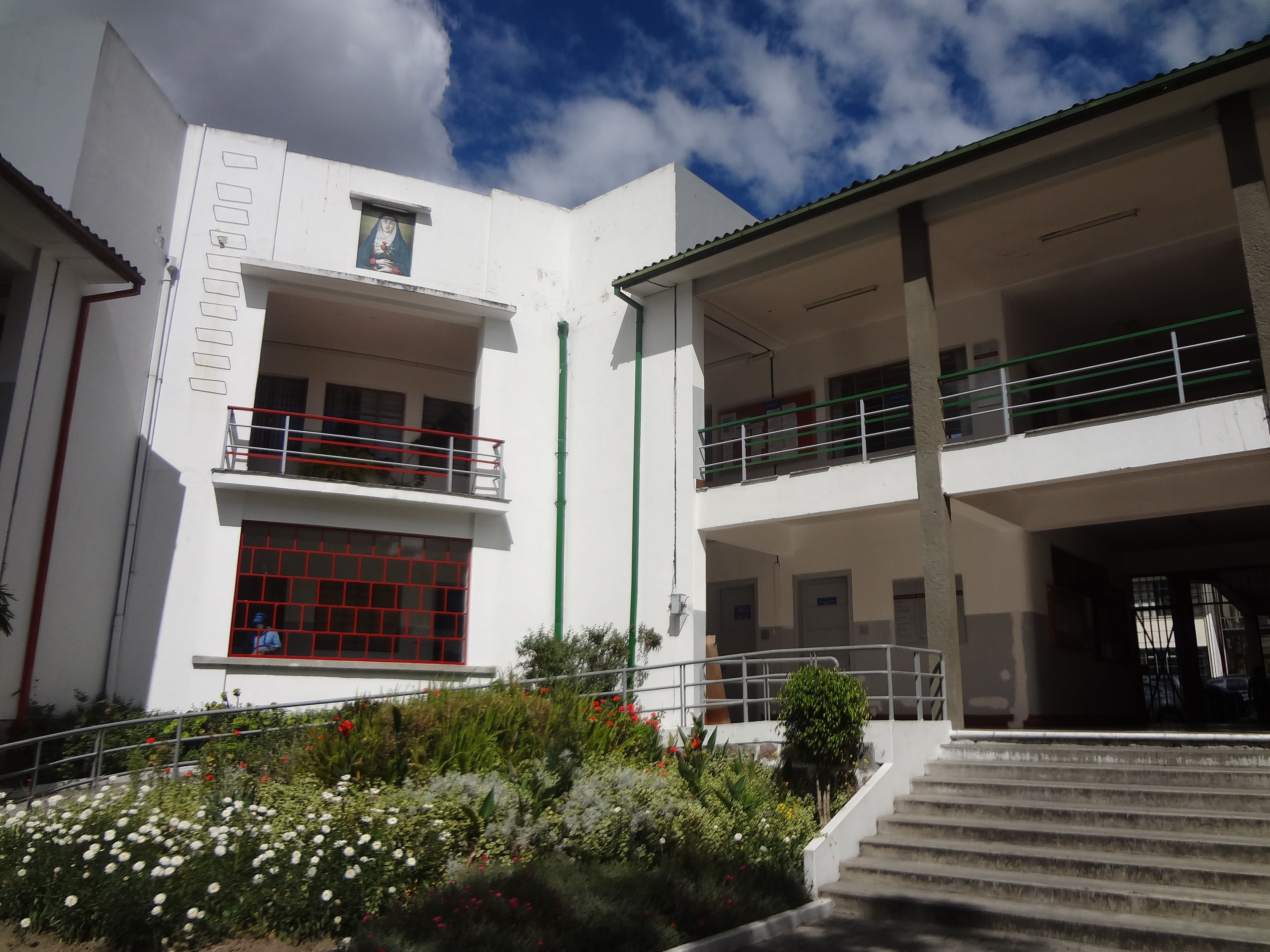 File On The Campus Of Pontificia Universidad Catolica Del Ecuador Puce Jpg Wikimedia Commons