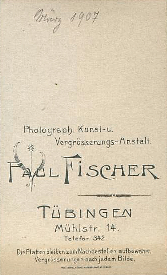 File:Paul Fischer - Revers des Porträtfotos eines Mannes (CdV, März 1907).jpg