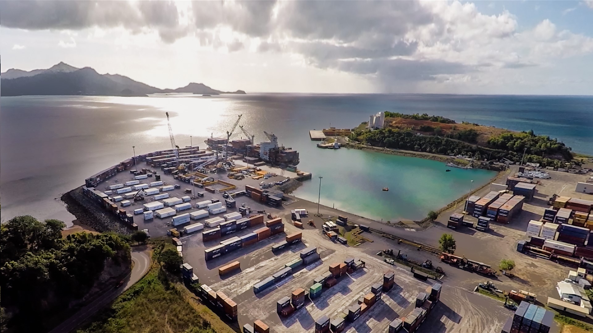 https://upload.wikimedia.org/wikipedia/commons/7/79/Port-de-longoni-mayotte.jpg