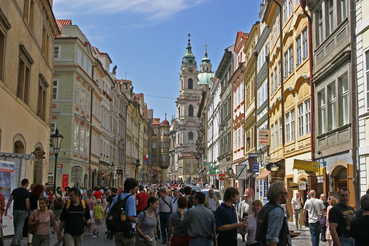 Datei Prague Crowd Mala Strana Jpg Wikipedia