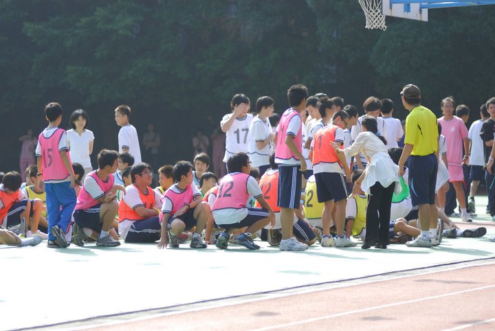 File:Relay Race in Daan Junior High School 20111022.jpg - Wikimedia Commons...