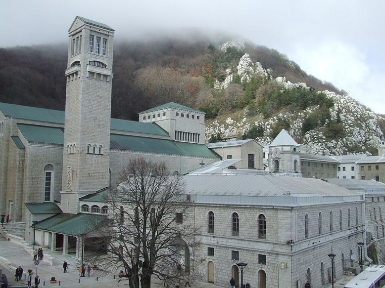 File:Santuario Montevergine 2.JPG