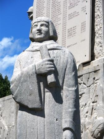 File:Soissons-Citizen with scroll.jpg