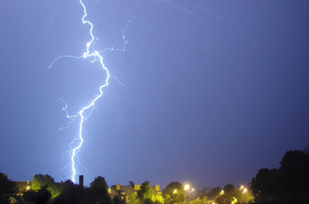 يسمى البرق الكهربائية شحناتها العاصفة تفرغ عندما يحدث وميض قمة يحدث التلقيح