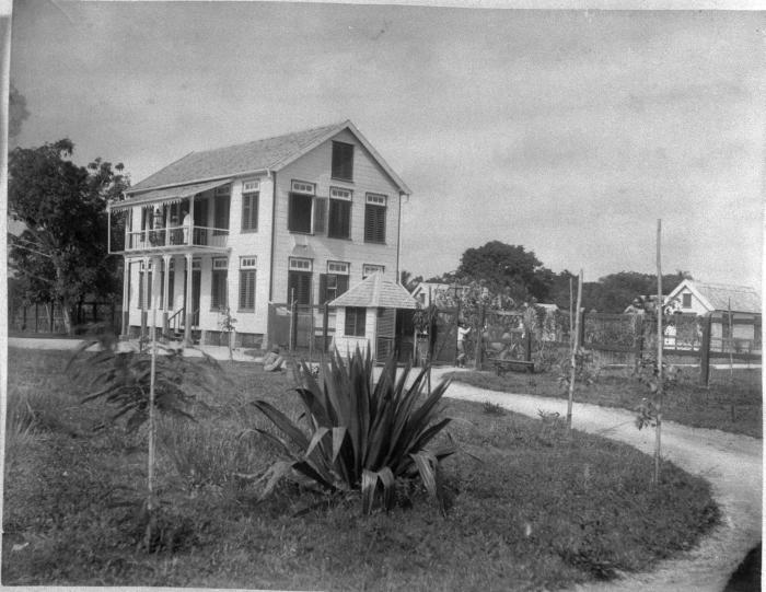 File:Tropenmuseum Royal Tropical Institute Objectnumber 60008885 Wolffenbuttel, woning van de Geneeshe.jpg