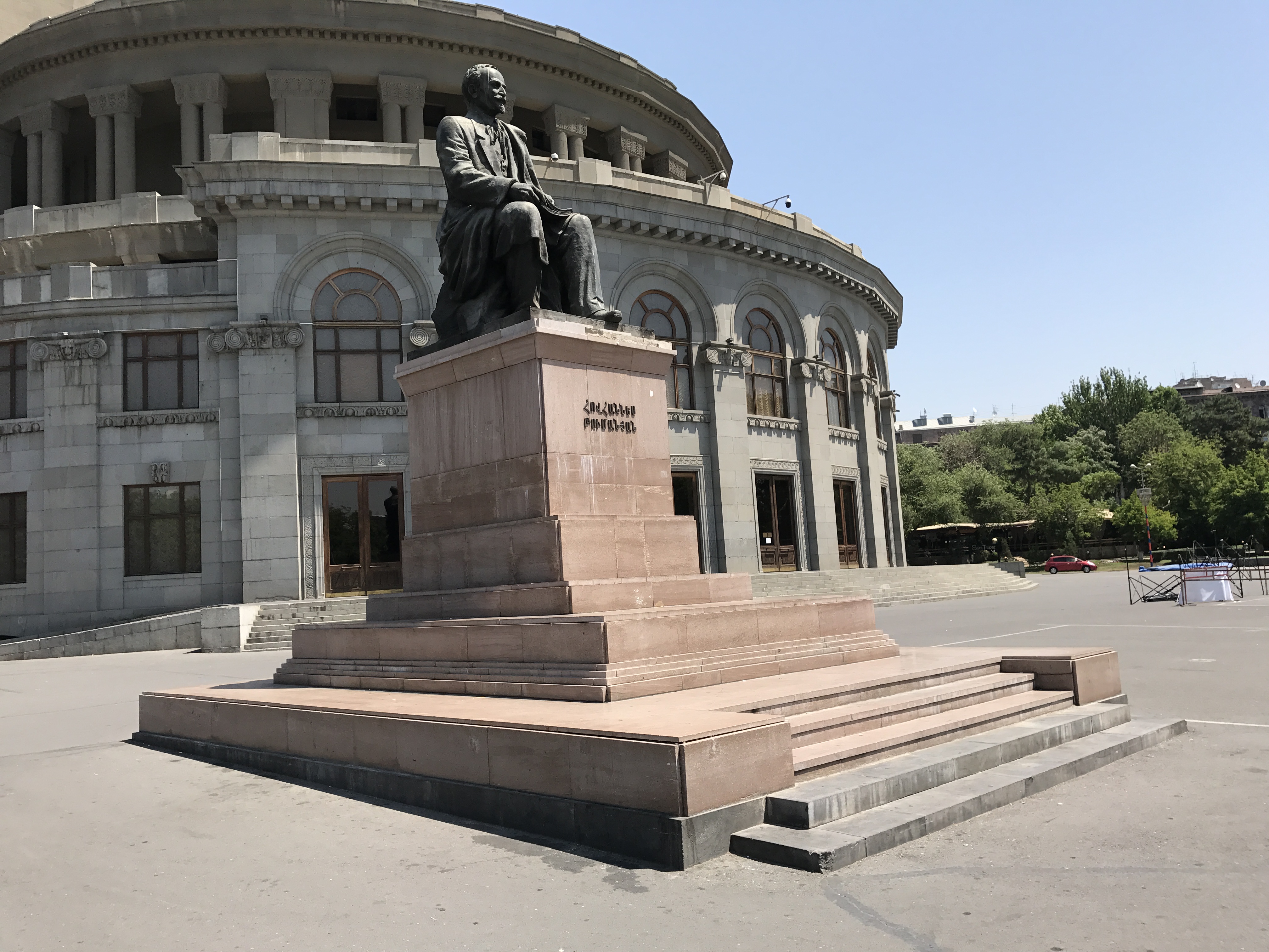 Ереванский оперный. Оперный театр Ереван. Спендиарова театр Ереван Ереван. Армянский Академический театр оперы и балета им. а. Спендиарова. Памятники у оперного театра Еревана.