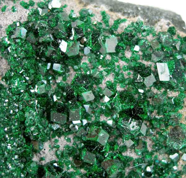 File:Uvarovite-283404.jpg