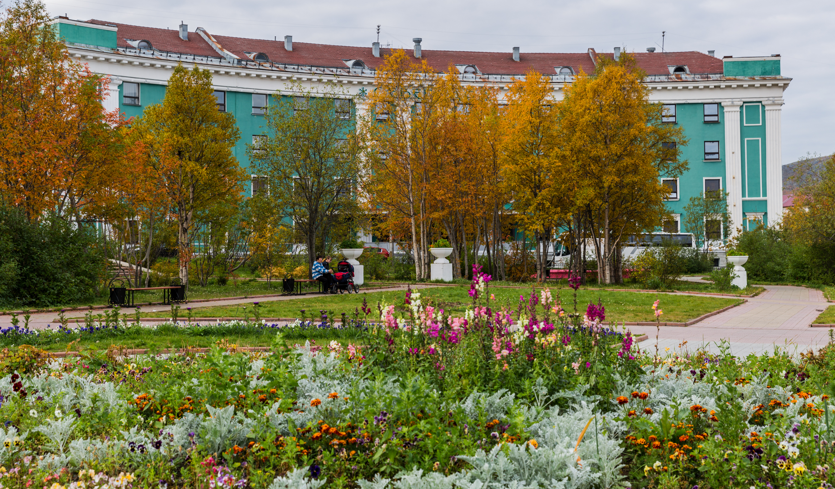 Пермь кировск. Гостиница Северная Кировск. Кирова 37 Кировск Мурманская область. Северная гостиница осенью.