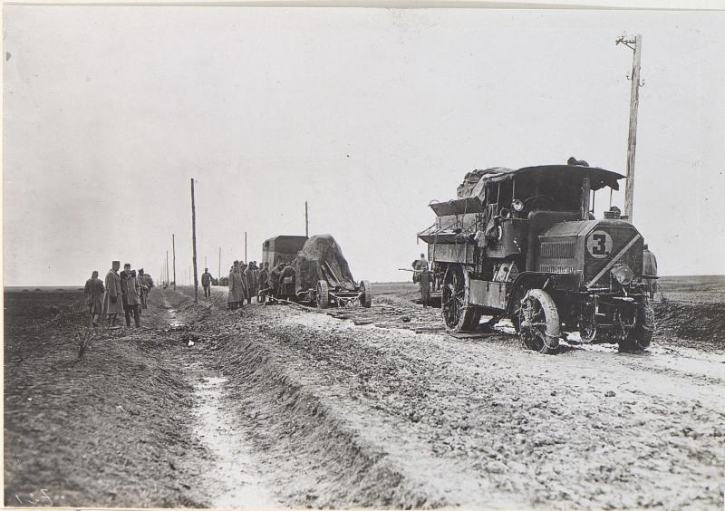 File:01916 Herausziehen eines Mörserwagens mittels Zugwagens und Kette Podhajce.jpg