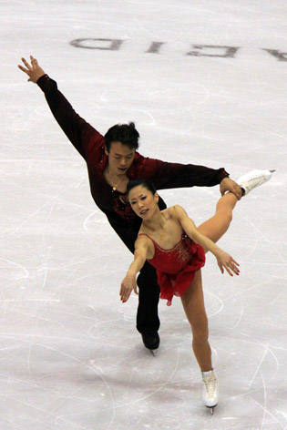 File:2009 Skate America Pairs - Xue SHEN - Hongbo ZHAO - 9713a.jpg