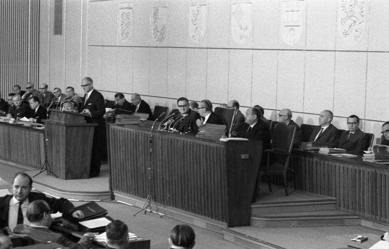 File:Bundesarchiv B 145 Bild-F015958-0022, Bonn, Plenarsitzung des Bundesrats.jpg