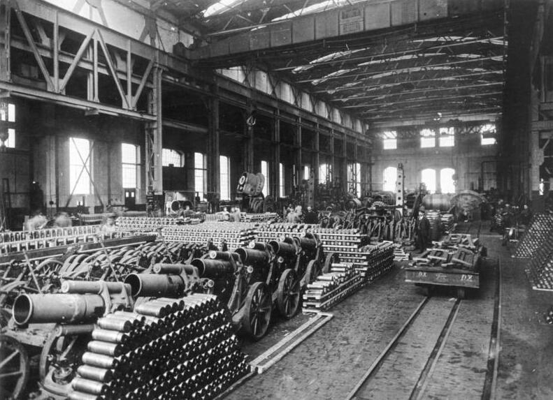 Deutsche Wirtschaftsgeschichte im Ersten Weltkrieg Bundesarchiv_Bild_146-1970-047-37%2C_Munitionsfabrik