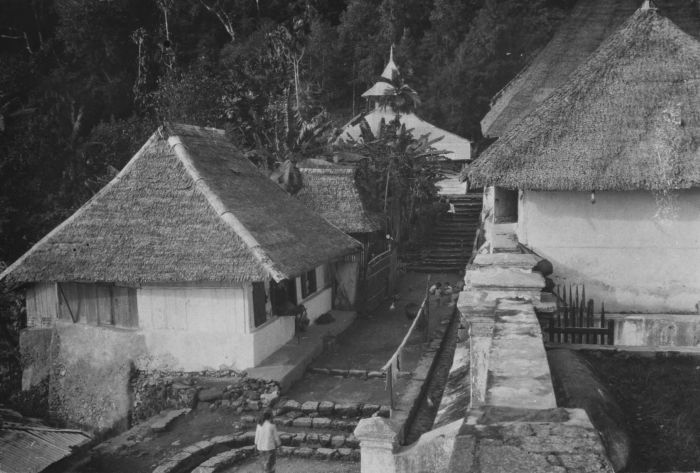 File:COLLECTIE TROPENMUSEUM Huizen in kampong Selamon TMnr 60033452.jpg