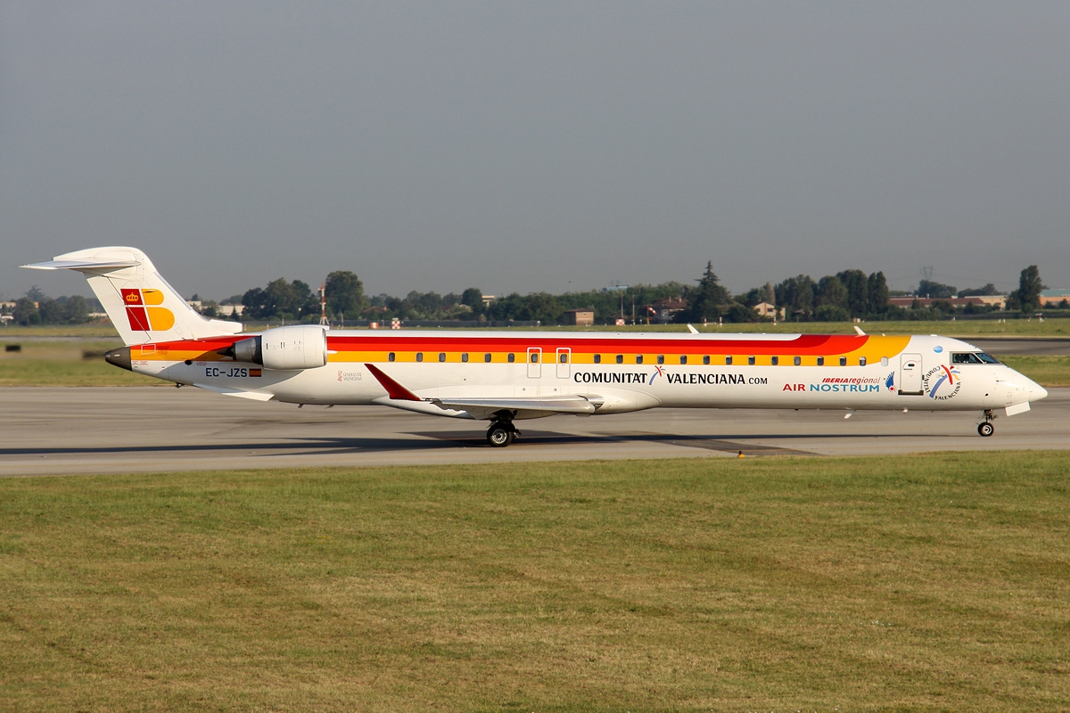 File:Canadair CL-600-2D24 Regional Jet CRJ-900, Air Nostrum (Iberia Regiona...