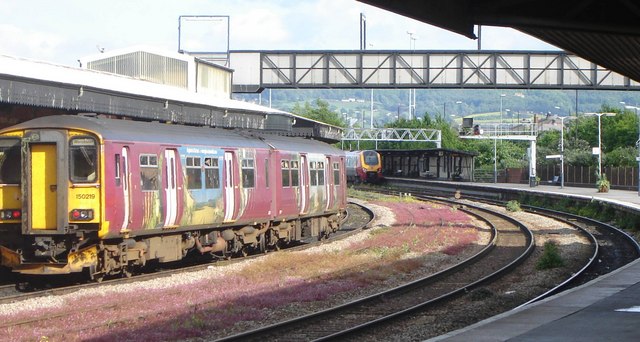 File:Complementary colours at Gloucester Station - geograph.org.uk - 1041811.jpg