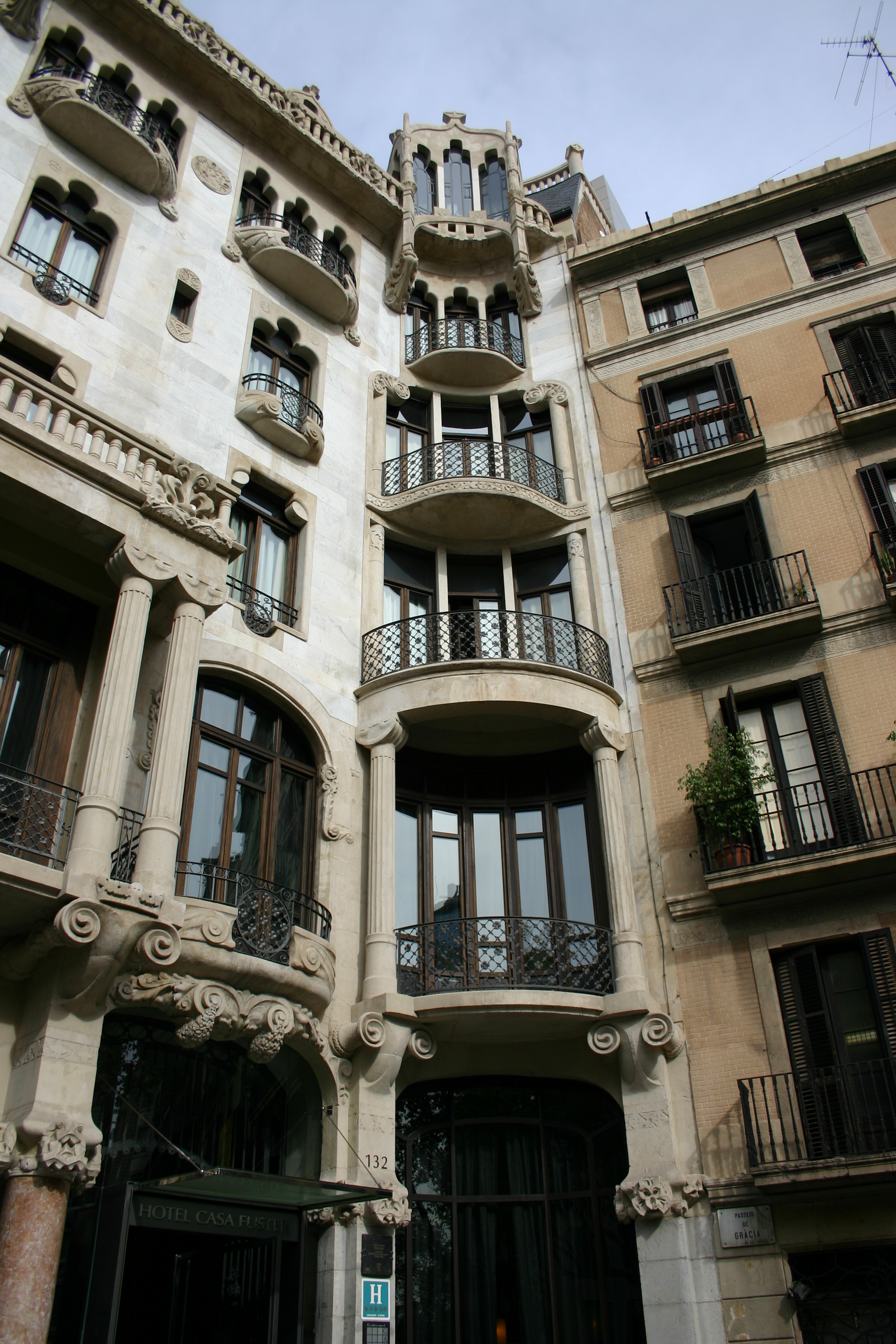 File:Domènech.i.Montaner.Casa.Fuster.3.Barcelona.JPG ...