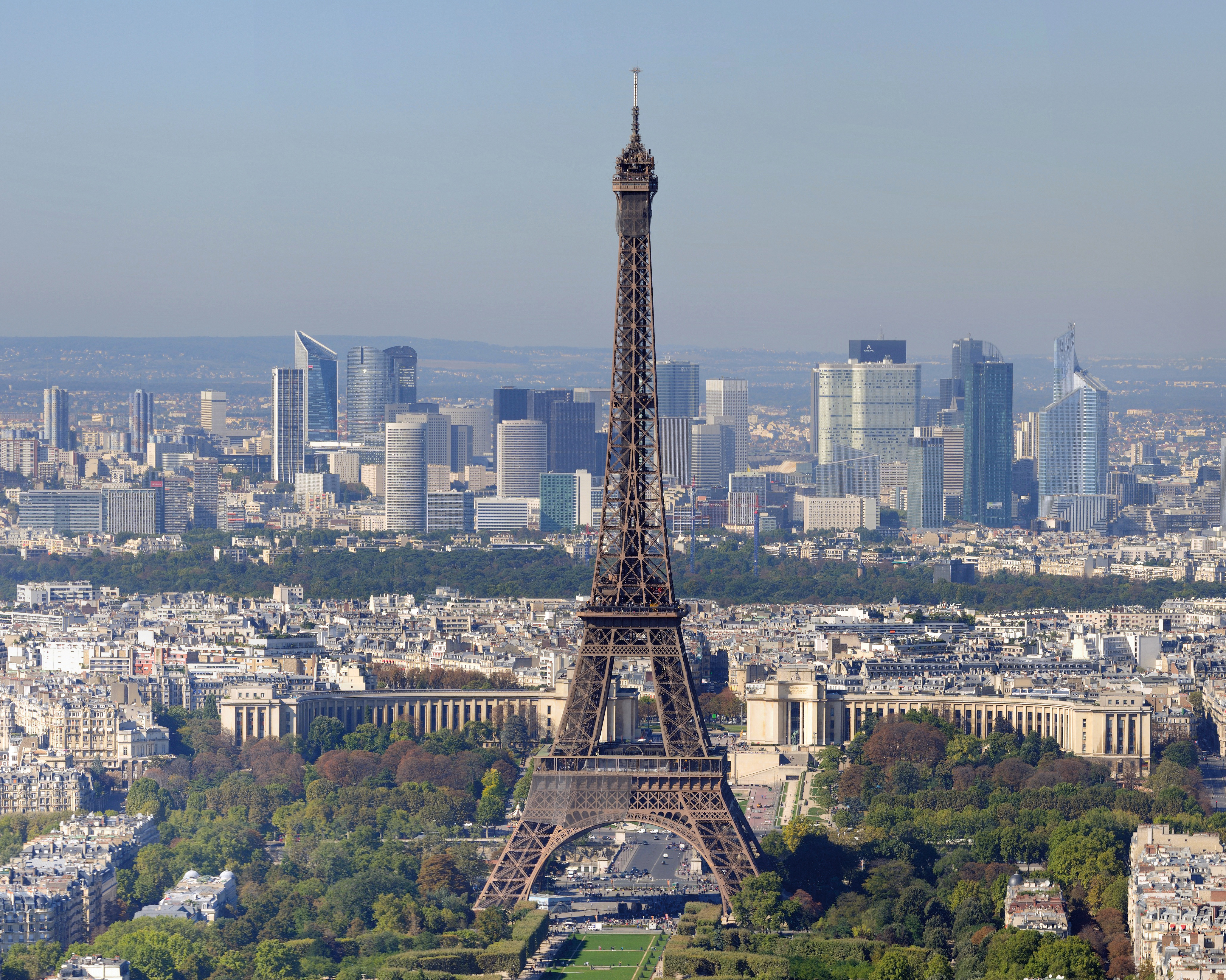 Eiffel_Tower_and_La_D%C3%A9fense_from_the_Tour_Montparnasse%2C_October_2010.jpg